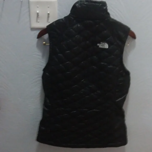 The North Face Women's Quilted Black Vest - Picture 8 of 8
